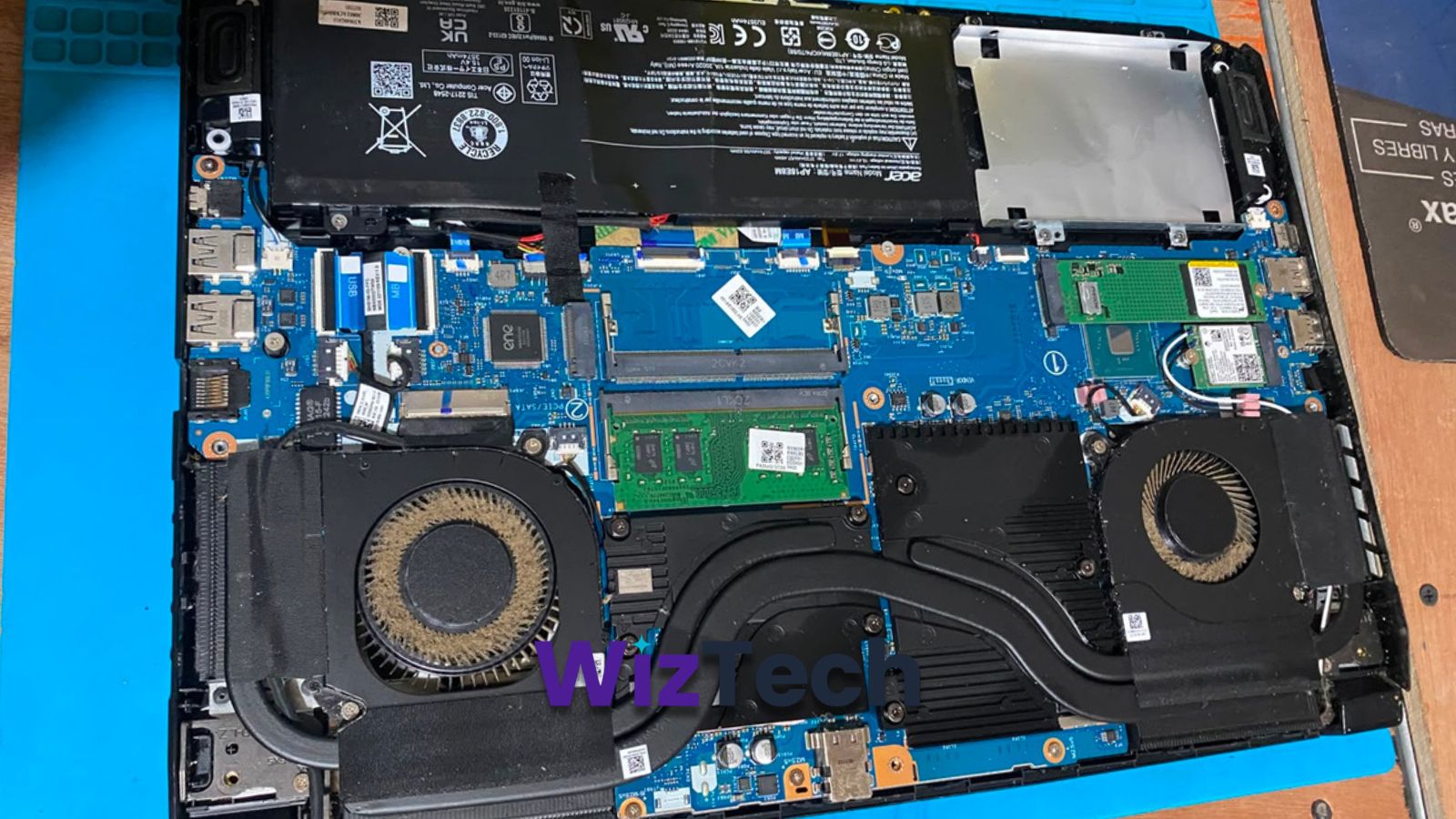 Interior de una laptop con los ventiladores llenos de polvo antes del mantenimiento