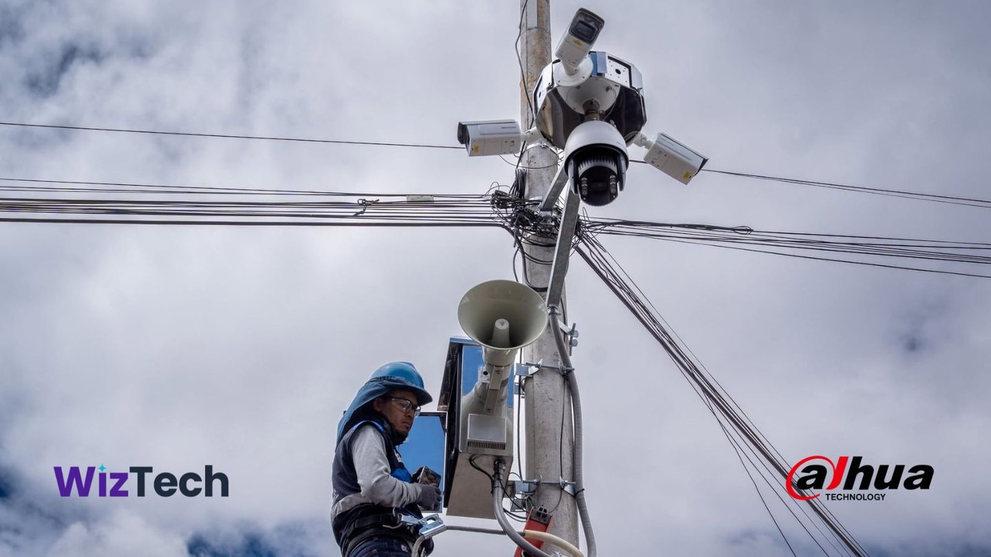 Técnico de WizTech instalando una cámara de seguridad en San Carlos